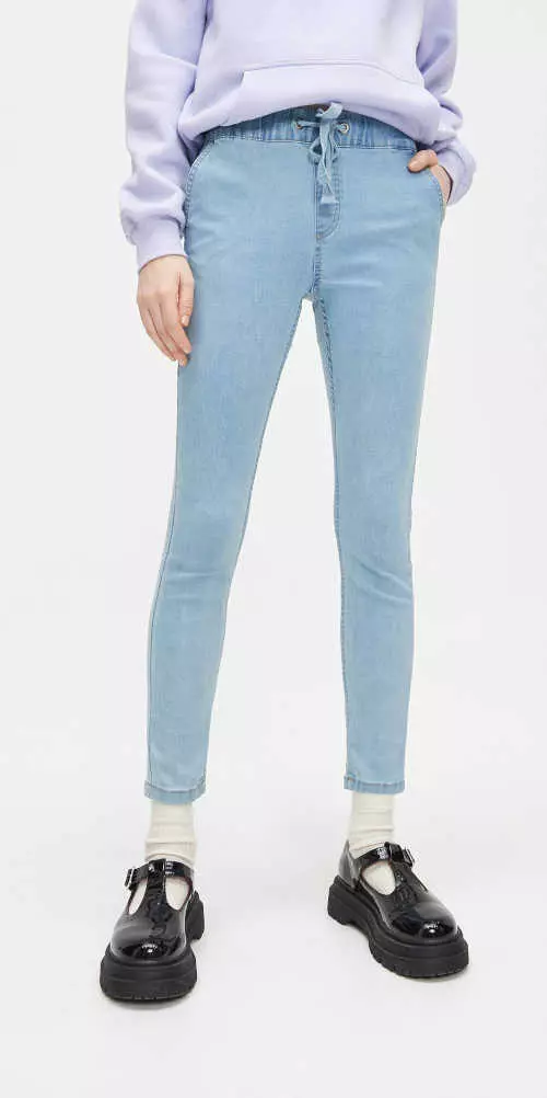 Сини джинси с практични джобове