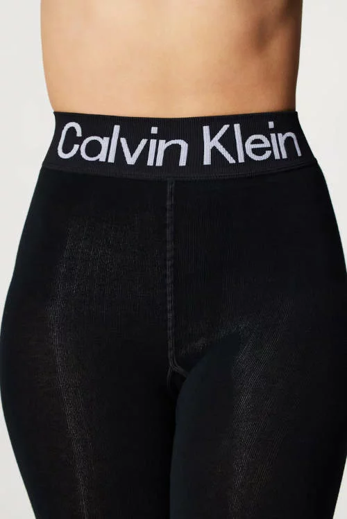 На талията на клинове има бял надпис Calvin Klein